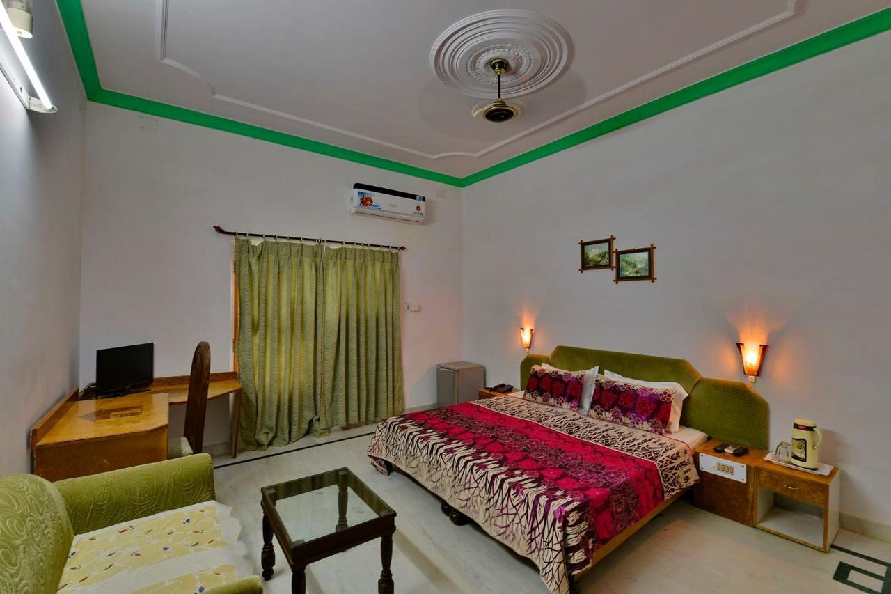 קג'ורהו Hotel Surya מראה חיצוני תמונה