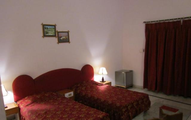 קג'ורהו Hotel Surya חדר תמונה